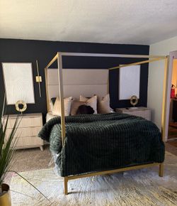 Bed set . Queen size canpoy bed