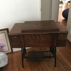 Beautiful Old White Sewing Machine Tiger Oak In Great Condition