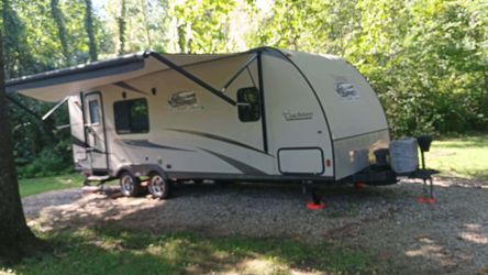 28 ft 2014 50 year anniversary feeder Express coachmen excellent condition!!!