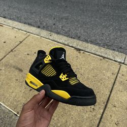 Jordan 4 Thunders 