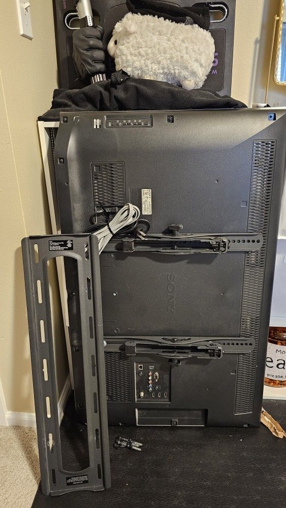 Working Sony LCD TV And Wall Mount With Hardware
