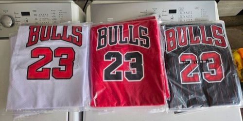CHICAGO BULLS #23 MICHAEL JORDAN RETRO $50. CASH PLEASE!!