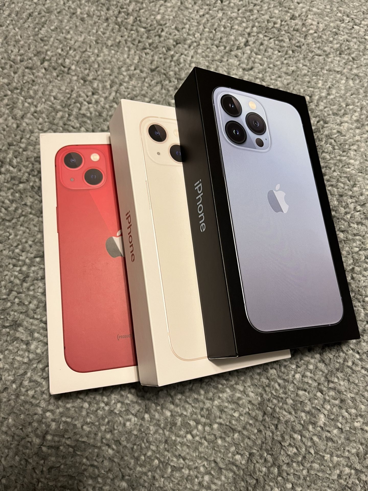 2 iPhone 13 and 1 iPhone 13Pro