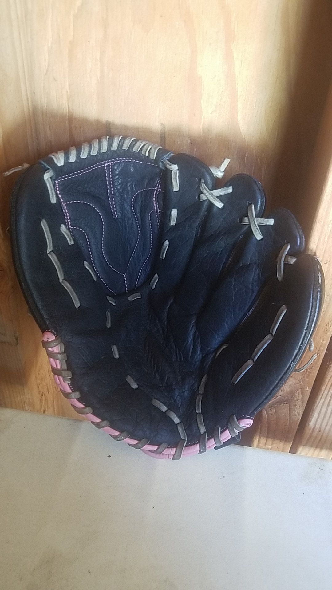 Fastpitch softball glove. 12"