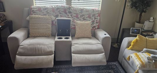 Modern Electric Power Reclining Loveseat with Console & USB – Great Condition