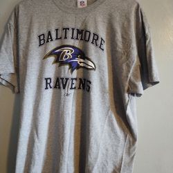 BALTIMORE RAVENS FOOTBALL T-SHIRT.... CHECK OUT MY PAGE FOR MORE ITEMS