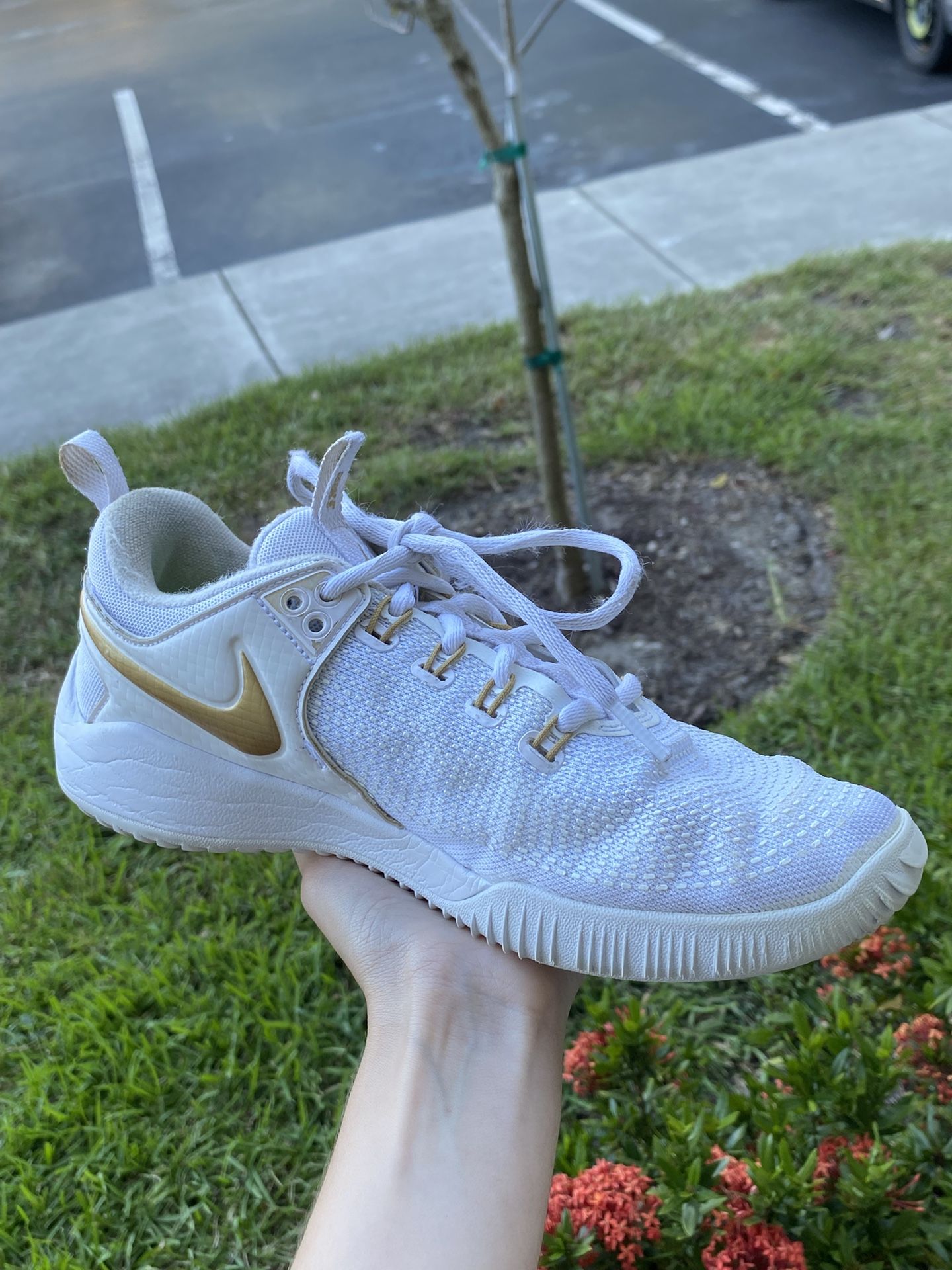 Nike Air Zoom Hyperace 2 Volleyball Shoe white/metallic gold Women’s Size 8