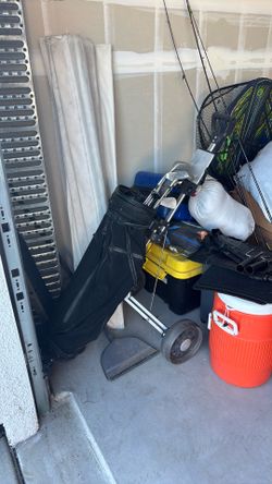 Older golf clubs with strolling bag