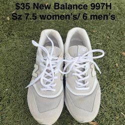 New balance shoes (excellent condition view pictures)