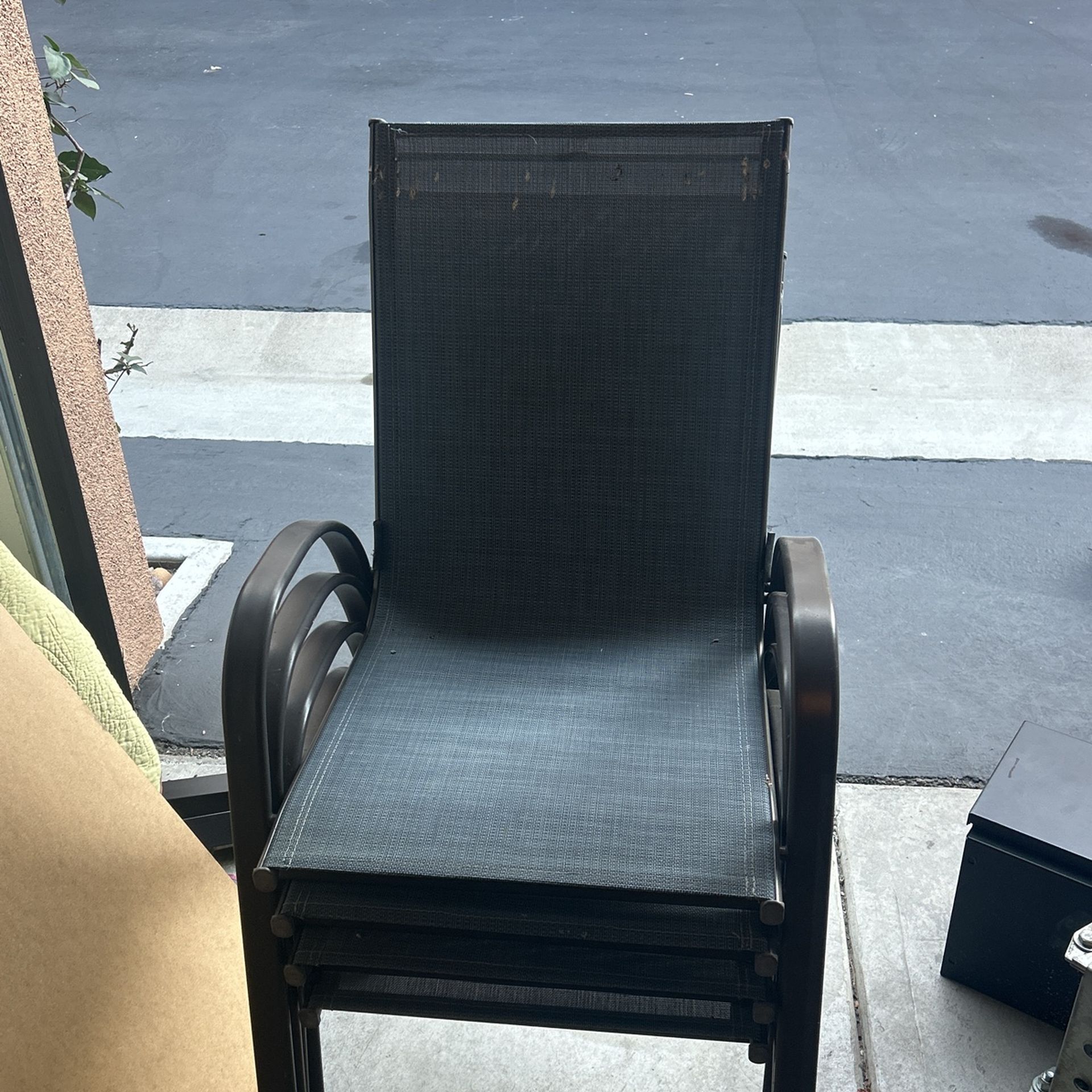 4 Outdoor / Patio Lounge Chairs