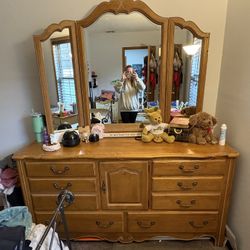 Ethan Allen 6 Drawer Dresser With Mirror And Middle Cabinet.