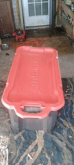 extragrande, con ruedas y tapa con cierre, capacidad de 50 galones (200 cuartos de galón) mide 22X43 altura mide 18 está pokito estresada de arriba en