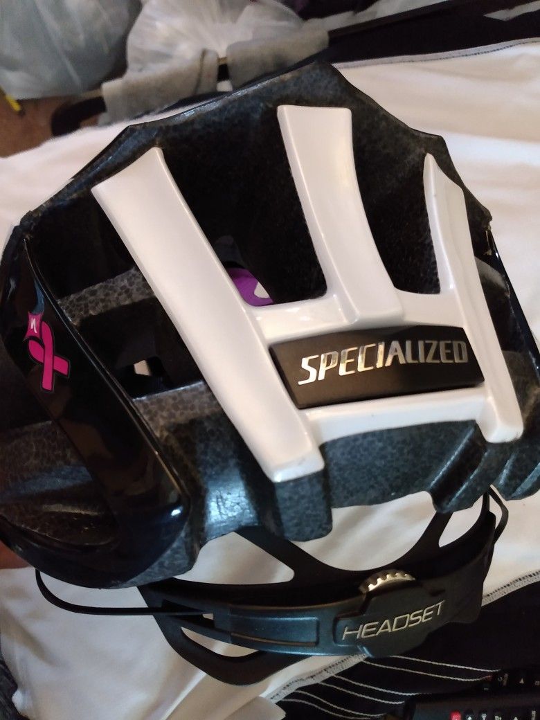 SPECIALIZED HELMET BIKE MEDIUM  (54-60cm) BICYCLES 