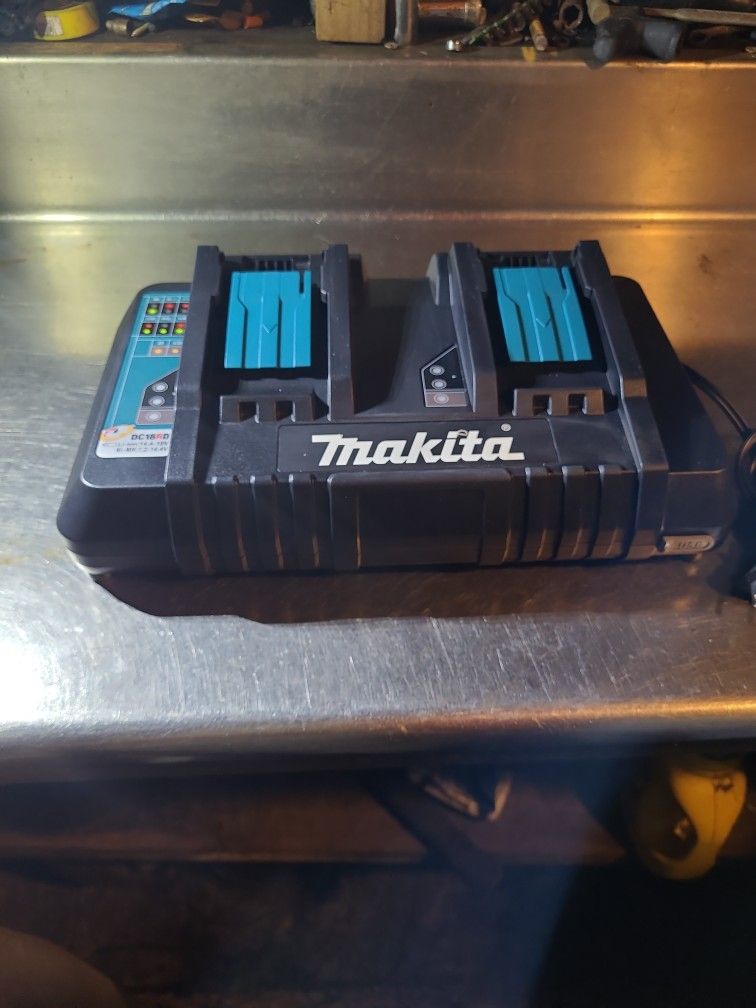 Makita Dc18RD Doble Charger  Used In Perfect Condition