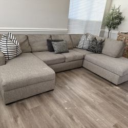 Beautiful Sectional Sofa W/ Pull Out Bed 