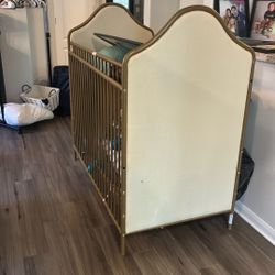 Crib With Matching Changing Table 