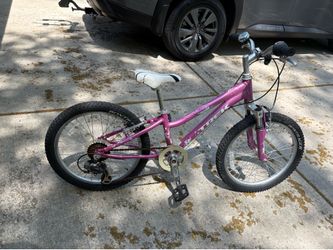 Trek MT 60 girls bicycle Child size mountain bike Lightweight aluminum frame six speed 20” wheels