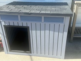 Dog house with lift up roof very nice