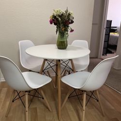 IKEA Dining Table With 4 Chairs 