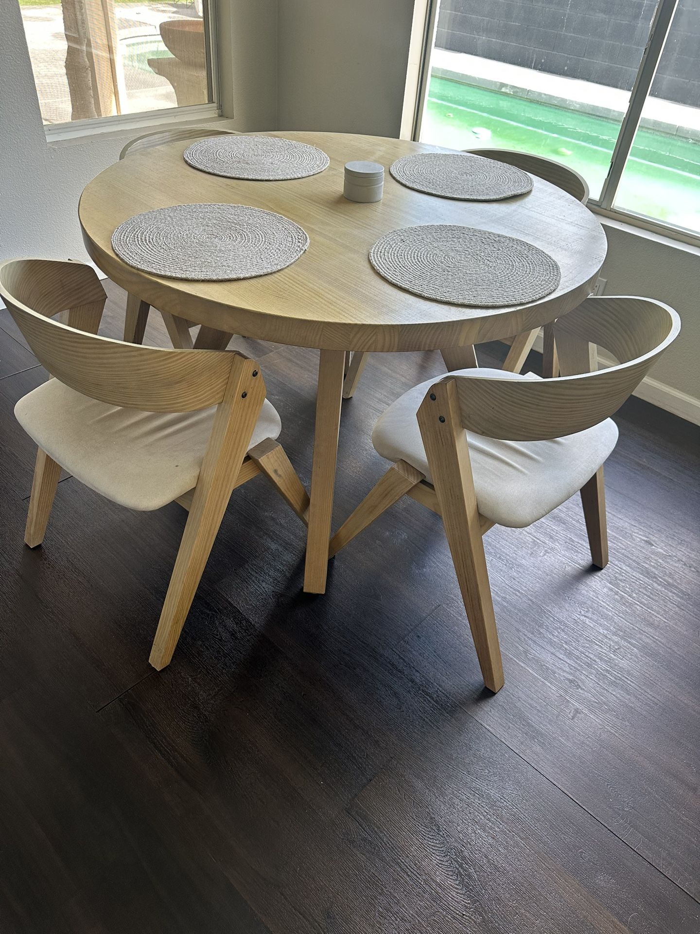 Dinning  Table With Placemats 