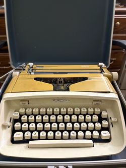 Royal Safari Portable Typewriter with Case