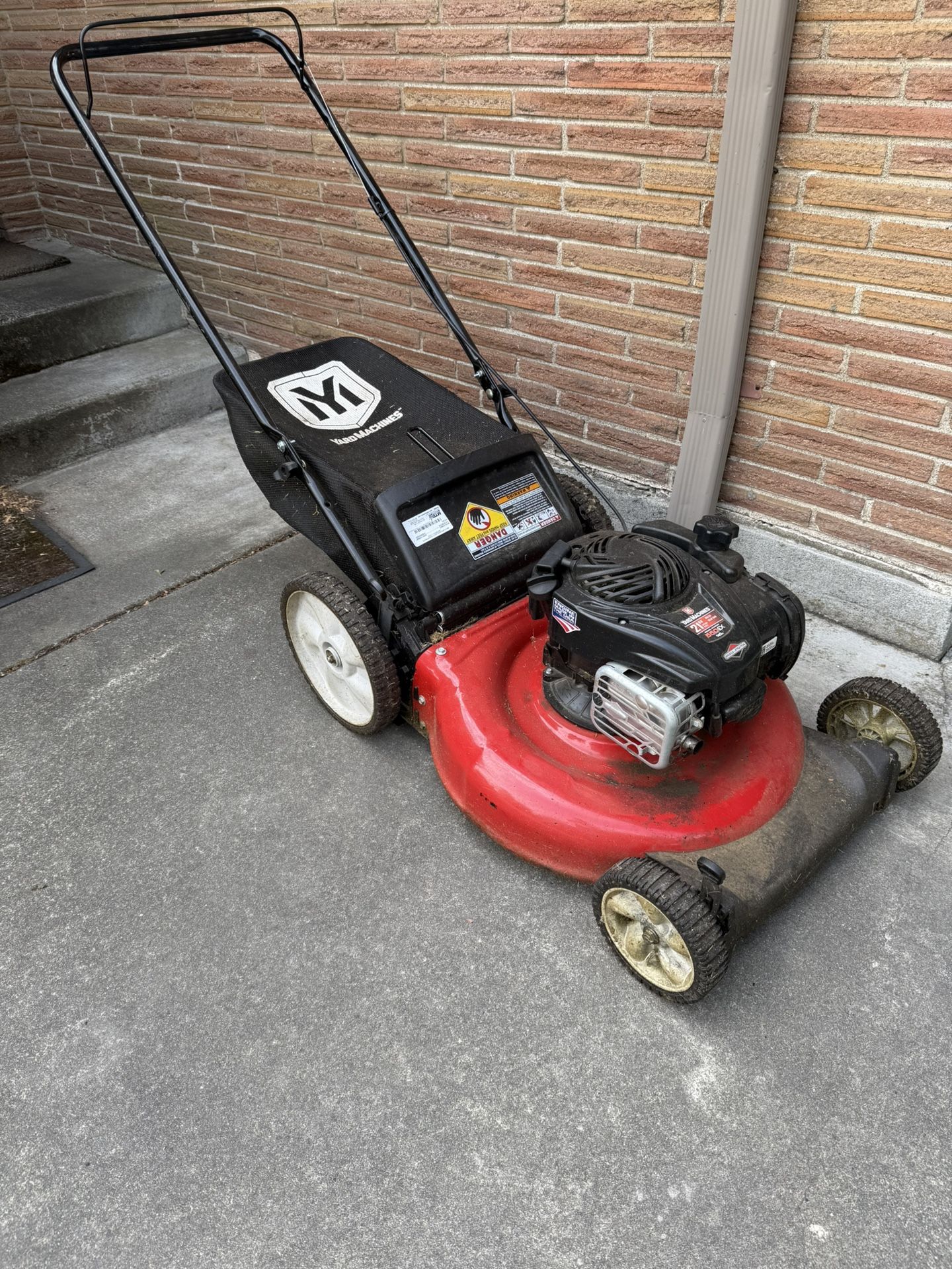 Yard Machines 21-in Walk Behind Push Lawn Mower with 140cc Briggs & Stratton Gas Powered Engine