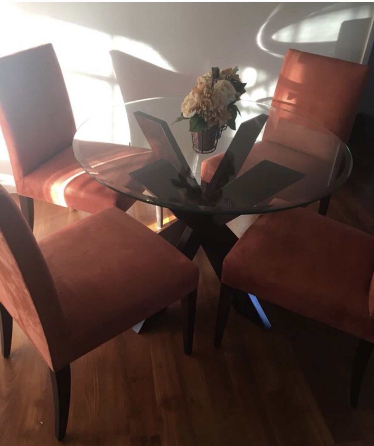 Glass table of 4 chairs