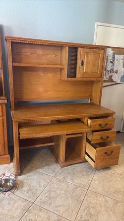 Computer Desk /w Hutch