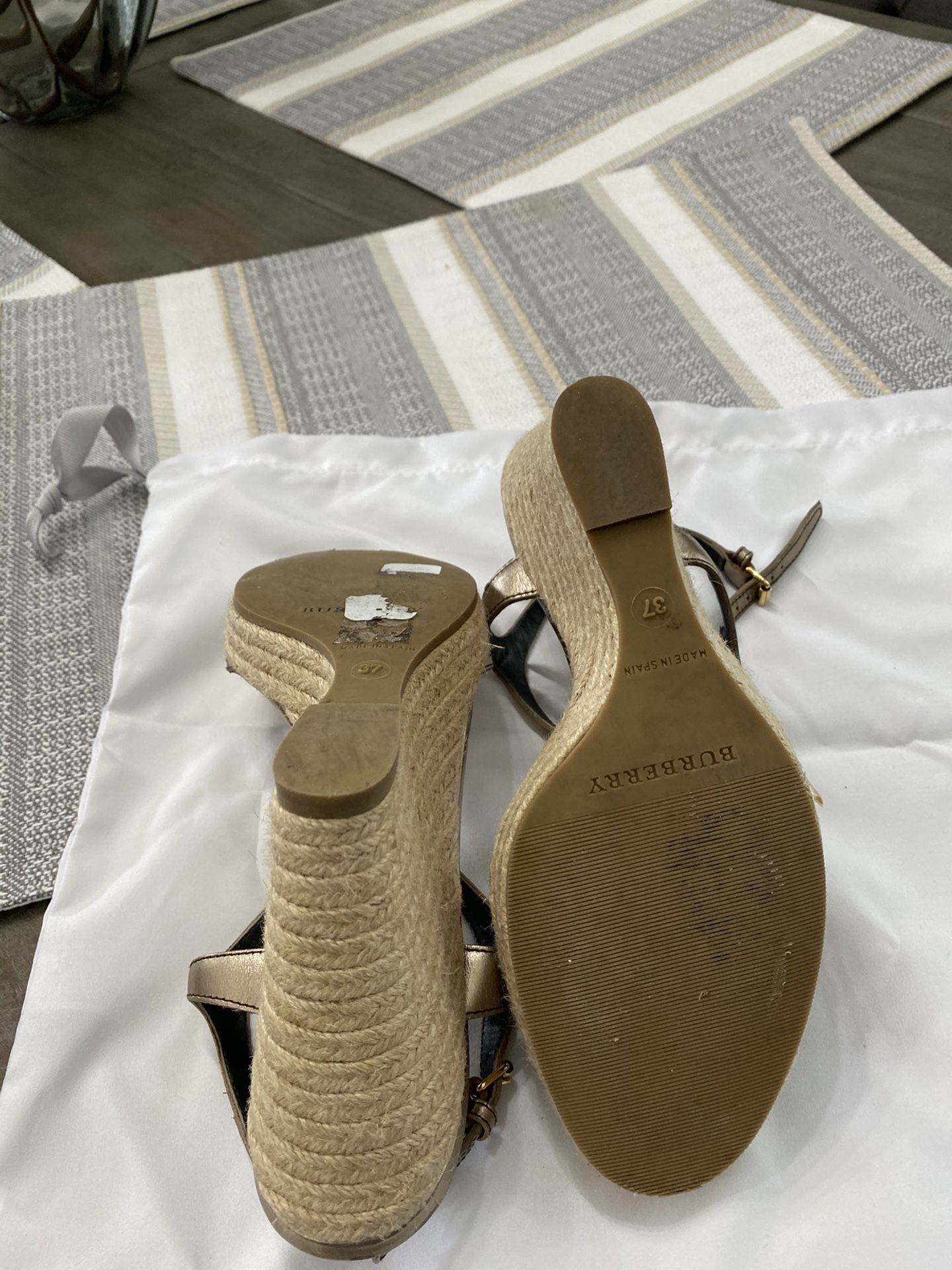Authentic Burberry sandals 😍 size 7