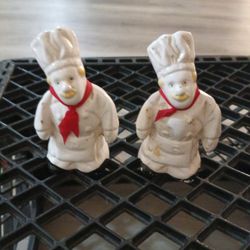 Salt Pepper Shakers Vintage  1940 Or 1950  Or Make An Offer