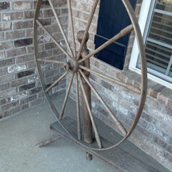 Old World Spinning Wheel 