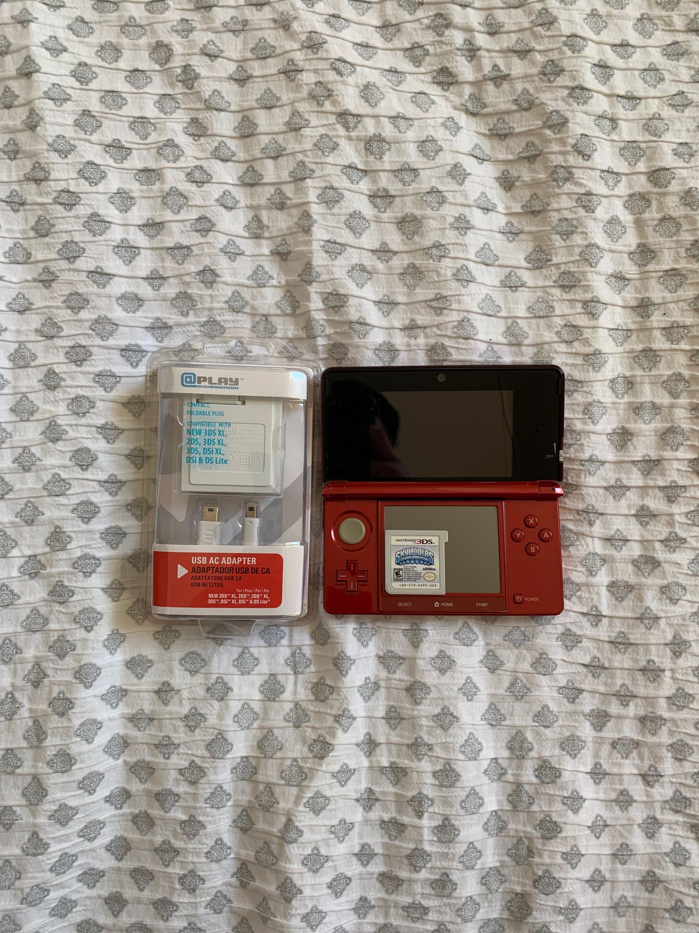 Nintendo 3DS +new charger+skylanders game