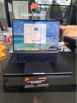 MacBook Air 13” M2 Chip 8GB Ram 256SSD! 90 Day warranty! We offer financing.
