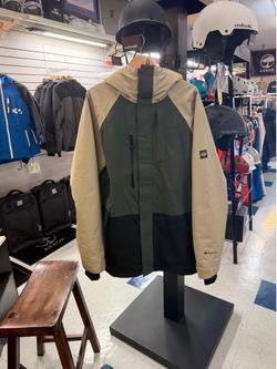 686 xl gortex snowboard ski jacket located at Sin city snowboards