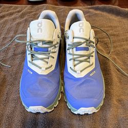 On cloud sneakers size 10
