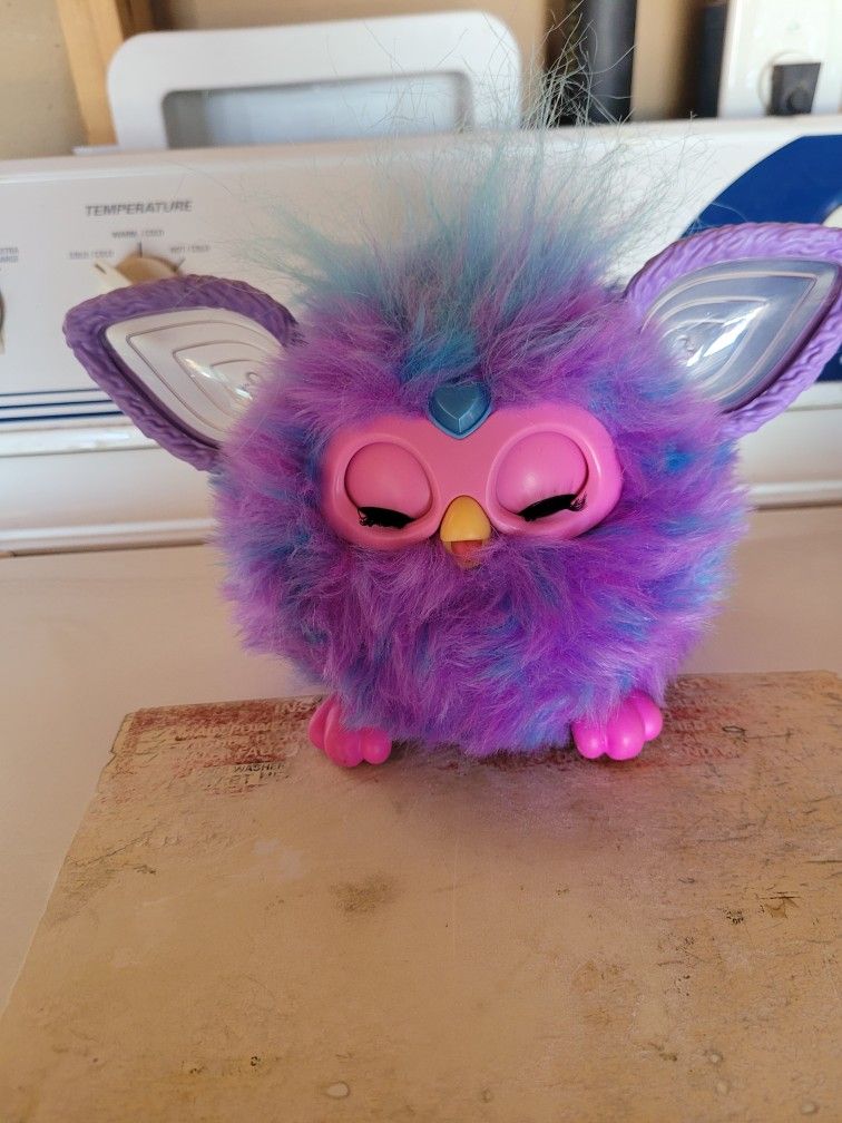 Furby Interactive Plush Tpy