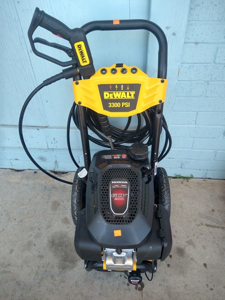New Display DEWALT 3300 PSI 2.4 GPM Gas Cold Water Pressure Washer with