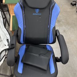 New gaming chair with massage and footrest 