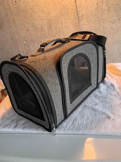 PET CARRIER $7 PICK UP IN SUN VALLEY