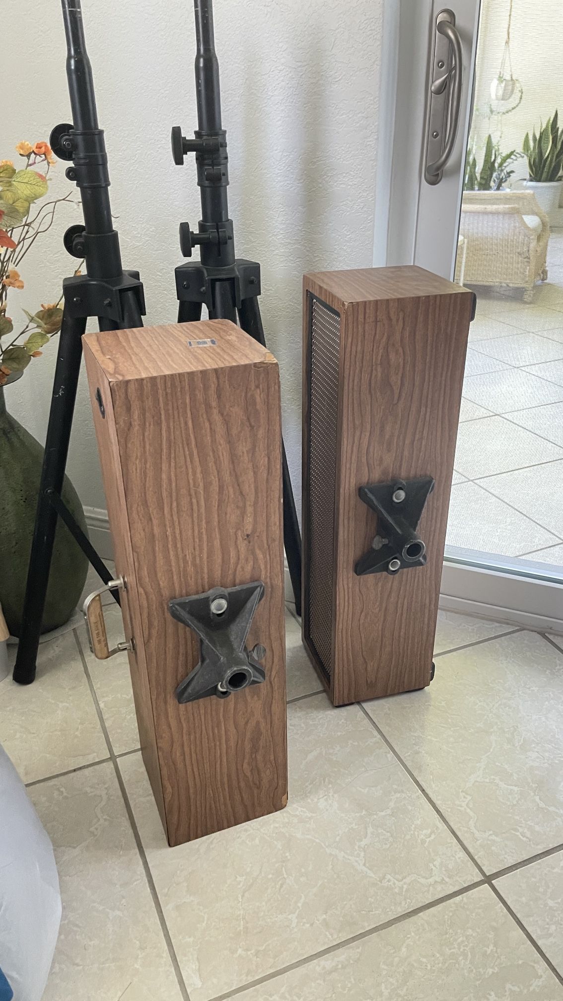 Set On Stage Stand With Speaker For Sale ! Para La Venda !
