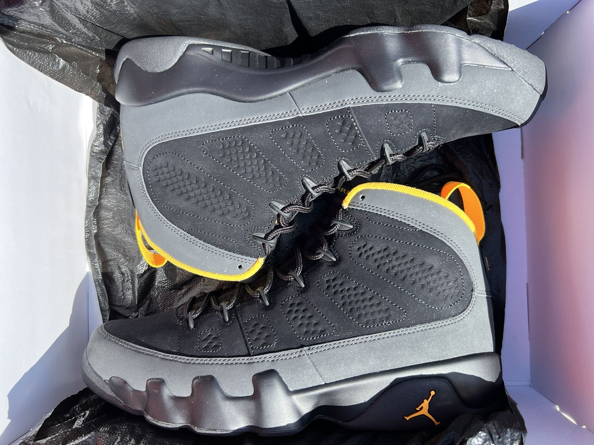 Jordan Retro Dark Charcoal University Gold