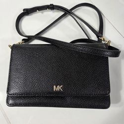 Michael Kors
Leather Phone Crossbody Wallet