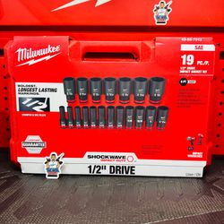 Milwaukee SHOCKWAVE 1/2 in. Drive SAE 6 Point Impact Socket Set (19-Piece)