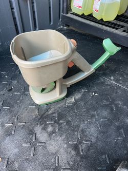 $25 Scotts Whirl Hand-Powered Spreader Holds up to 1,500 sq.ft., Handheld Spreader for Seed, Fertilizer, Salt and Ice Melt