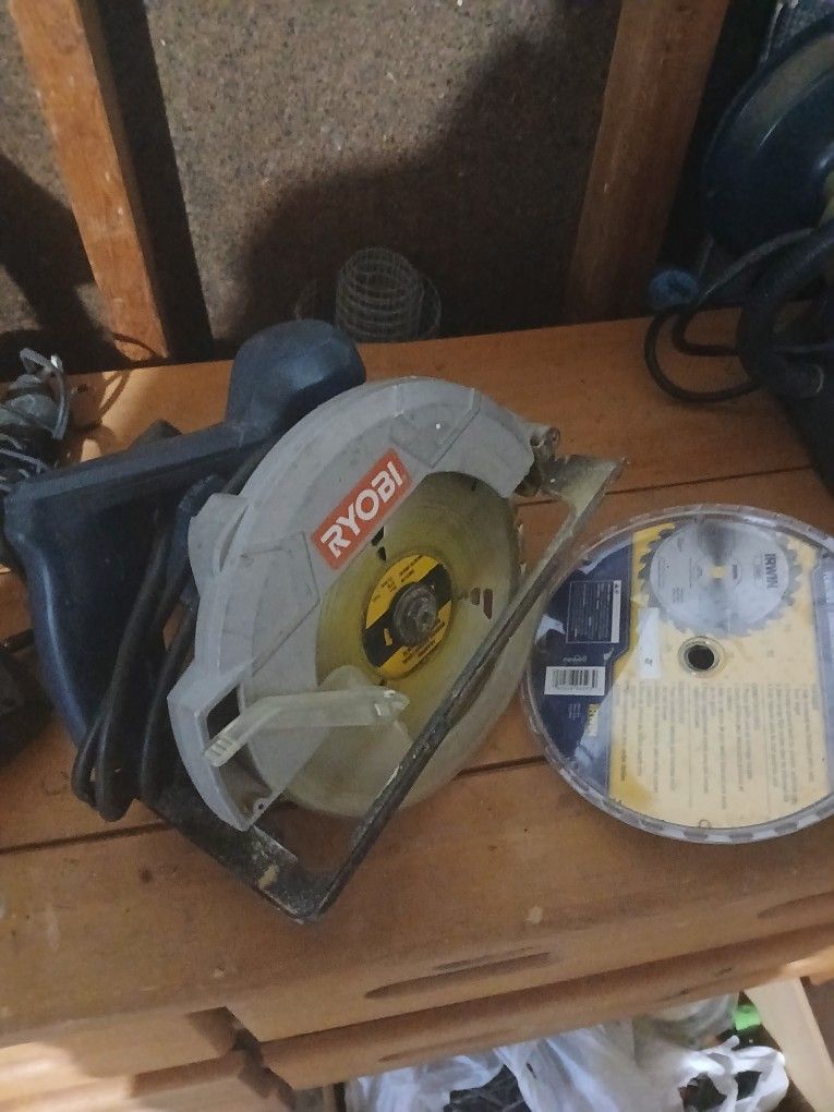 Great Conditiom Power Saw With 3 New Blades