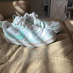 Nike Girls Size 5Y Teal/white Sneaker