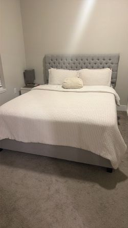Queen bed / nightstand/lamp