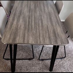 Dining table with 4 Chairs