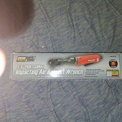 Impacting Air Ratchet Wrench