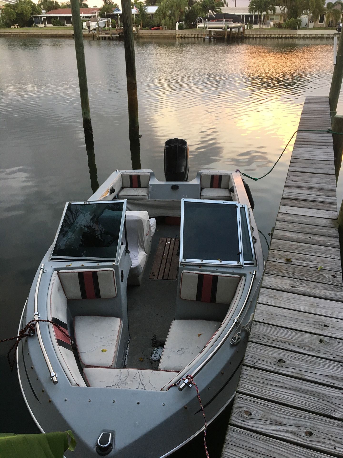 1989 Invader runabout open bow boat with 1990 70 hp mercury outboard motor